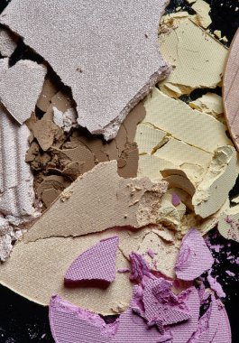 Ezilmiş doku üzerinde mavi arka plan izole zengin ve renkli göz gölge. Makro doku kırık zengin ve renkli toz lacivert zemin üzerine