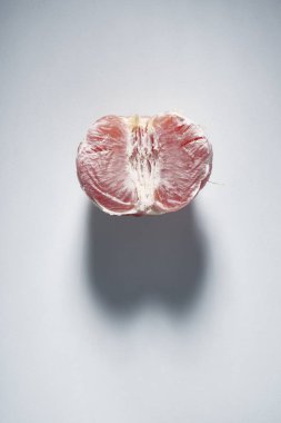 Benzetme, kadın vajinası şeklinde cinsel greyfrut erkek şeklinde gölgeli gri bir arka plan üzerinde yumurta.