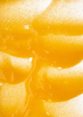 Turuncu şeker bodur beden ve dudaklar için smear isolded beyaz bir arka plan üzerinde vardır. Kozmetik Vücut dokusuna fırçalayın turuncu renk