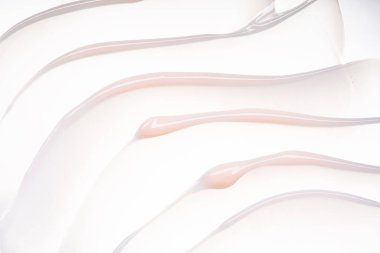 Beyaz arka plan üzerinde izole yavaşça pembe kremalı doku. Beyaz arka plan üzerinde yüz kremi smear