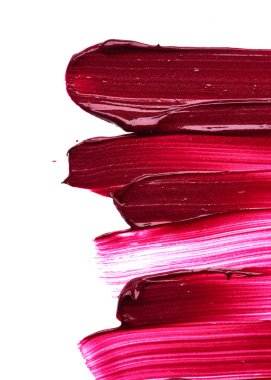 Beyaz arka plan üzerinde izole mat ruj koyu kırmızı smear. Beyaz arka plan üzerinde izole kırmızı krem ruj doku