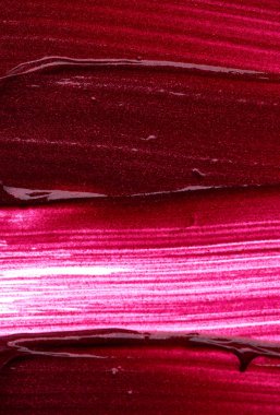 Beyaz arka plan üzerinde izole mat ruj koyu kırmızı smear. Beyaz arka plan üzerinde izole kırmızı krem ruj doku