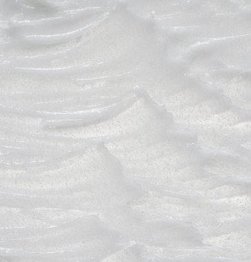 Beyaz smear kozmetik krem beyaz arka plan üzerinde izole. Kremsi Vakfı doku izole. İzole yüz kremi yayma. Krem arka plan dokusu