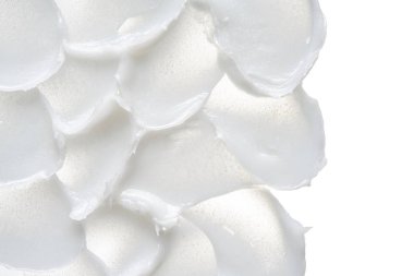 Beyaz smear kozmetik krem beyaz arka plan üzerinde izole. Kremsi Vakfı doku izole. İzole yüz kremi yayma. Krem arka plan dokusu