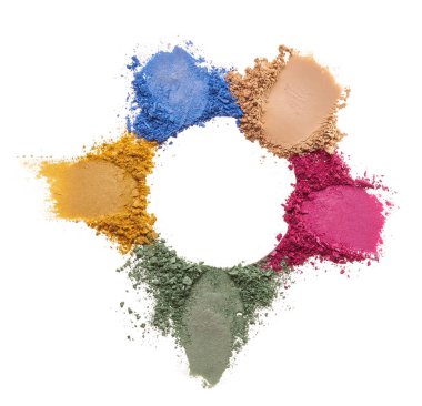 Çeşitli makyaj ürünlerini beyaz arka plan üzerinde toz ve göz farı kadar ezilmiş