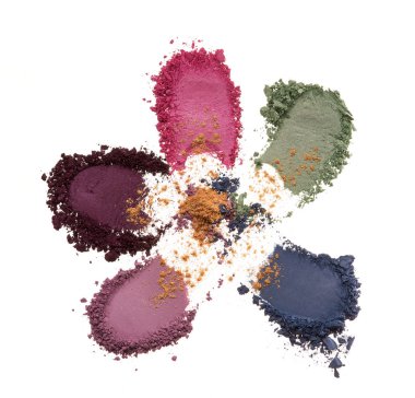 Çeşitli makyaj ürünlerini beyaz arka plan üzerinde toz ve göz farı kadar ezilmiş