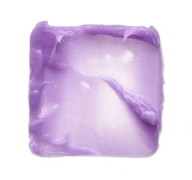 Dudak parlatıcısı beyaz arka plan üzerinde izole mor makyaj smear. Beyaz arka plan üzerinde izole kare şeklinde mor krem doku