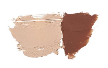 Beyaz arka plan üzerinde izole kremsi Vakfı'nın hafif bej ve kahverengi makyaj smear