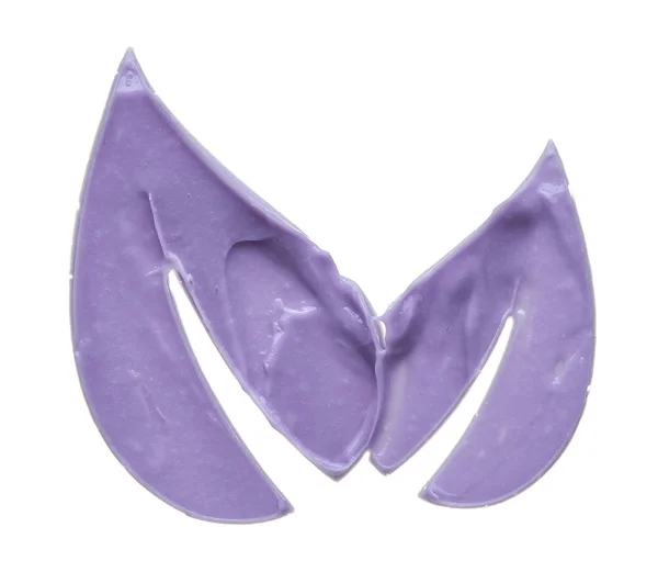 紫色化妆涂片的唇光泽隔离在白色背景 白色背景下的花叶形状中的紫色奶油纹理 — 图库照片