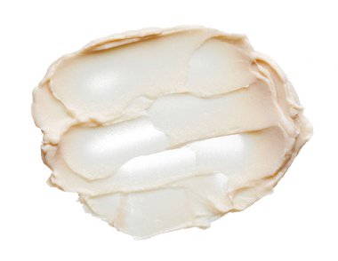 Hafif bej makyaj smear beyaz arka plan üzerinde izole kremsi Vakfı