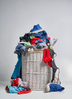 Tam Çamaşırhane beyaz hasır sepet gri arka plan üzerinde