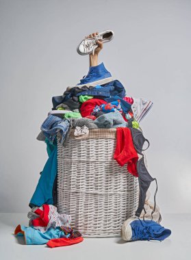 Tam Çamaşırhane beyaz hasır sepet gri arka plan üzerinde