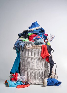 Tam Çamaşırhane beyaz hasır sepet gri arka plan üzerinde