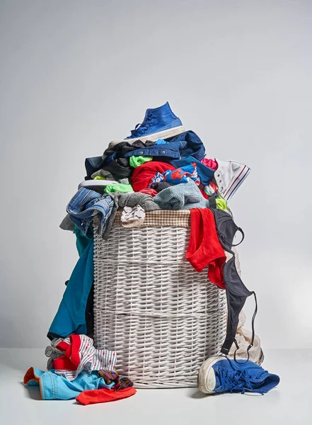 Tam Çamaşırhane beyaz hasır sepet gri arka plan üzerinde
