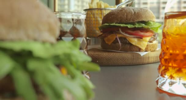 Большой Сочный Говяжий Бургер Картошкой Фри Коктейлями Подаваемый Ресторане — стоковое видео