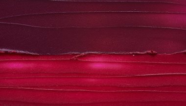 Kırmızı kremsi ruj dokusu