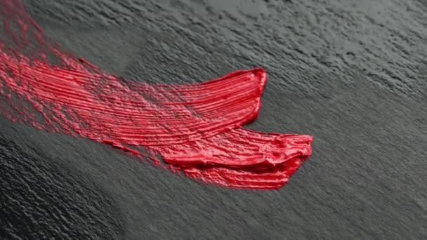 Pędzel Rysuje Długie Pociągnięcia Czarnej Płycie Czerwoną Farbą Akrylową — Wideo stockowe