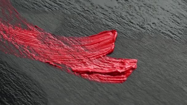 Pędzel Rysuje Długie Pociągnięcia Czarnej Płycie Czerwoną Farbą Akrylową — Wideo stockowe