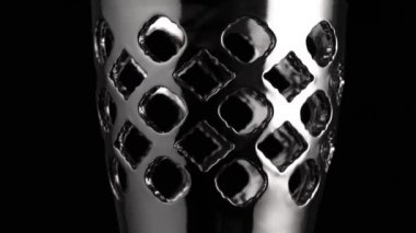 Krom yüzeyin pürüzsüz dairesel hareketi, siyah arka plan, soyutlama