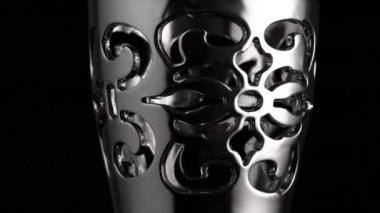 Krom yüzeyin pürüzsüz dairesel hareketi, siyah arka plan, soyutlama