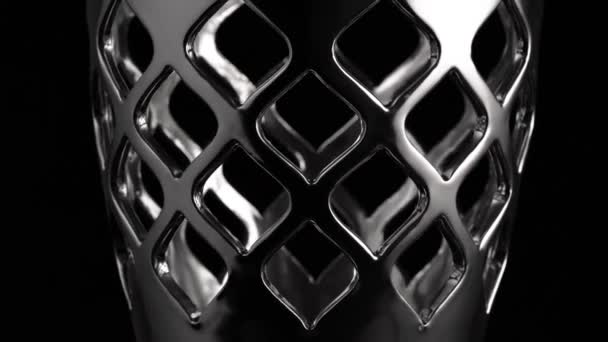 Mouvement circulaire lisse d'une surface chromée, fond noir, abstraction 