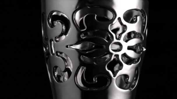 Glatte Kreisförmige Bewegung Einer Chromoberfläche Schwarzer Hintergrund Abstraktion — Stockvideo