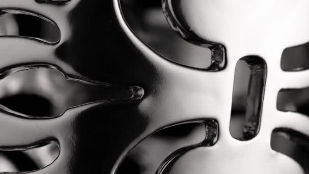 Vloeiende Cirkelvormige Beweging Van Een Chroom Oppervlak Zwarte Achtergrond Abstractie — Stockvideo