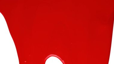 Kırmızı akrilik boya tamamen kapsayan beyaz bir arka plan üzerine drenaj