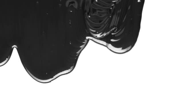 黑色丙烯酸漆排放到白色背景完全覆盖它 — 图库视频影像