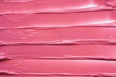 Hafifçe pembe darbeler ve dudak parlatıcı doku