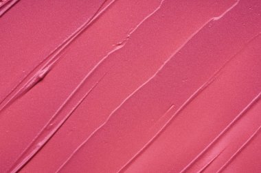 Hafifçe pembe darbeler ve dudak parlatıcı doku