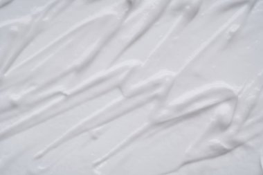 Beyaz smear ve doku yüz kil veya beyaz arka planda izole krem ile yapılan.