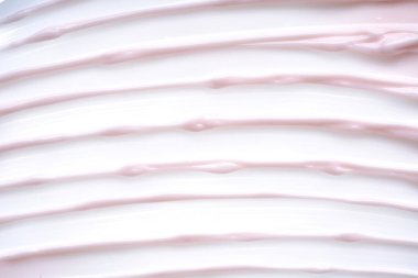 Hafifçe pembe darbeler ve yüz kremi veya beyaz arka plan üzerinde izole akrilik boya doku