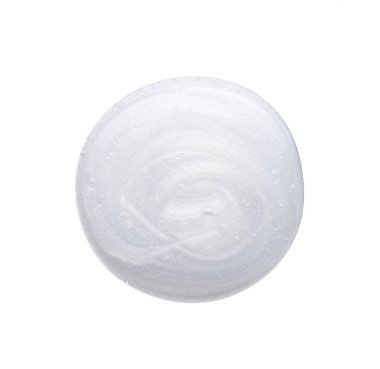 Beyaz arka planda izole edilen inci beyaz smear ve yüz kremi veya akrilik boya dokusu