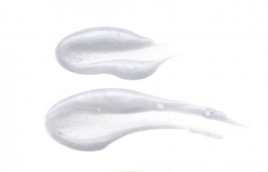 Beyaz arka planda izole edilen inci beyaz smear ve yüz kremi veya akrilik boya dokusu