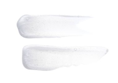 Beyaz arka planda izole edilen inci beyaz smear ve yüz kremi veya akrilik boya dokusu