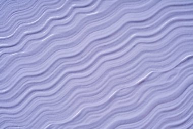 Hafifçe mor vuruş ve yüz krem veya beyaz arka planda izole akrilik boya dokusu