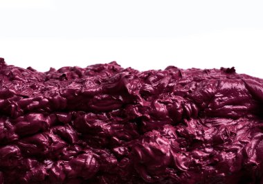 Beyaz bir arka plan üzerinde bordo renkli ruj veya akrilik boya lekeleri ve doku