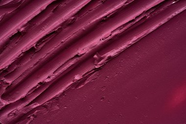 Beyaz bir arka plan üzerinde bordo renkli ruj veya akrilik boya lekeleri ve doku