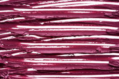 Beyaz bir arka plan üzerinde bordo renkli ruj veya akrilik boya lekeleri ve doku