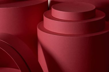 Mercan ve kırmızı renkteki ilkel hacimli nesnelerden oluşan soyut arkaplan