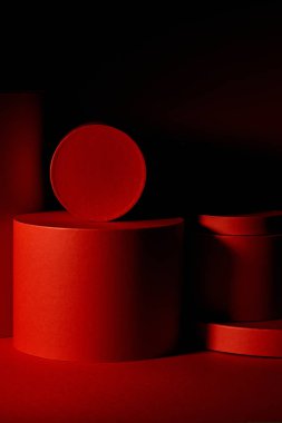 Mercan ve kırmızı renkteki ilkel hacimli nesnelerden oluşan soyut arkaplan