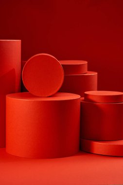 Mercan ve kırmızı renkteki ilkel hacimli nesnelerden oluşan soyut arkaplan