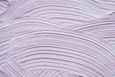 Yumuşak mor doku ve yüz temizleme maskesi ya da beyaz arka planda izole edilmiş akrilik boya.