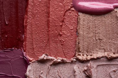 Renkli tonlarda farklı ruj izleri veya akrilik boya vuruşları.