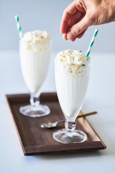Milkshake Con Topping Cioccolato Una Ciotola Vetro Decorato Con Marshmallow — Foto Stock