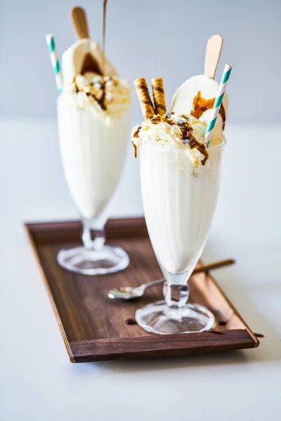 Milkshake Con Topping Cioccolato Una Ciotola Vetro Decorato Con Marshmallow — Foto Stock