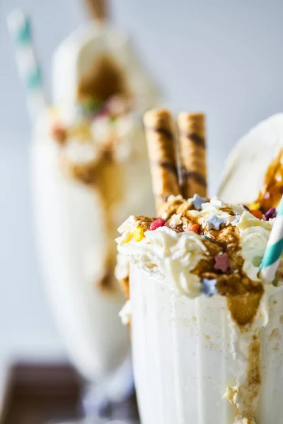 Milkshake Con Topping Cioccolato Una Ciotola Vetro Decorato Con Marshmallow — Foto Stock