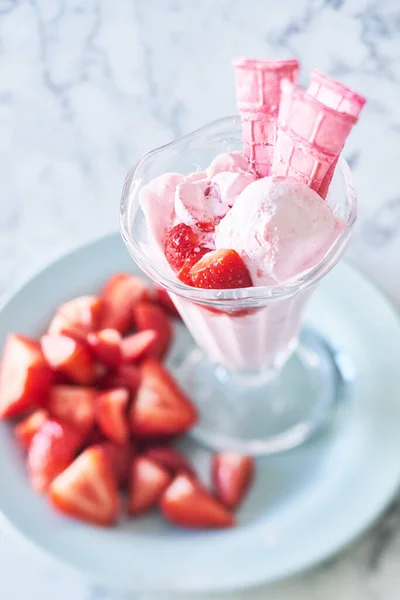 Glace Fraise Aux Fraises Fraîches Mûres Dans Bol Verre — Photo