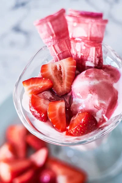 Glace Fraise Aux Fraises Fraîches Mûres Dans Bol Verre — Photo